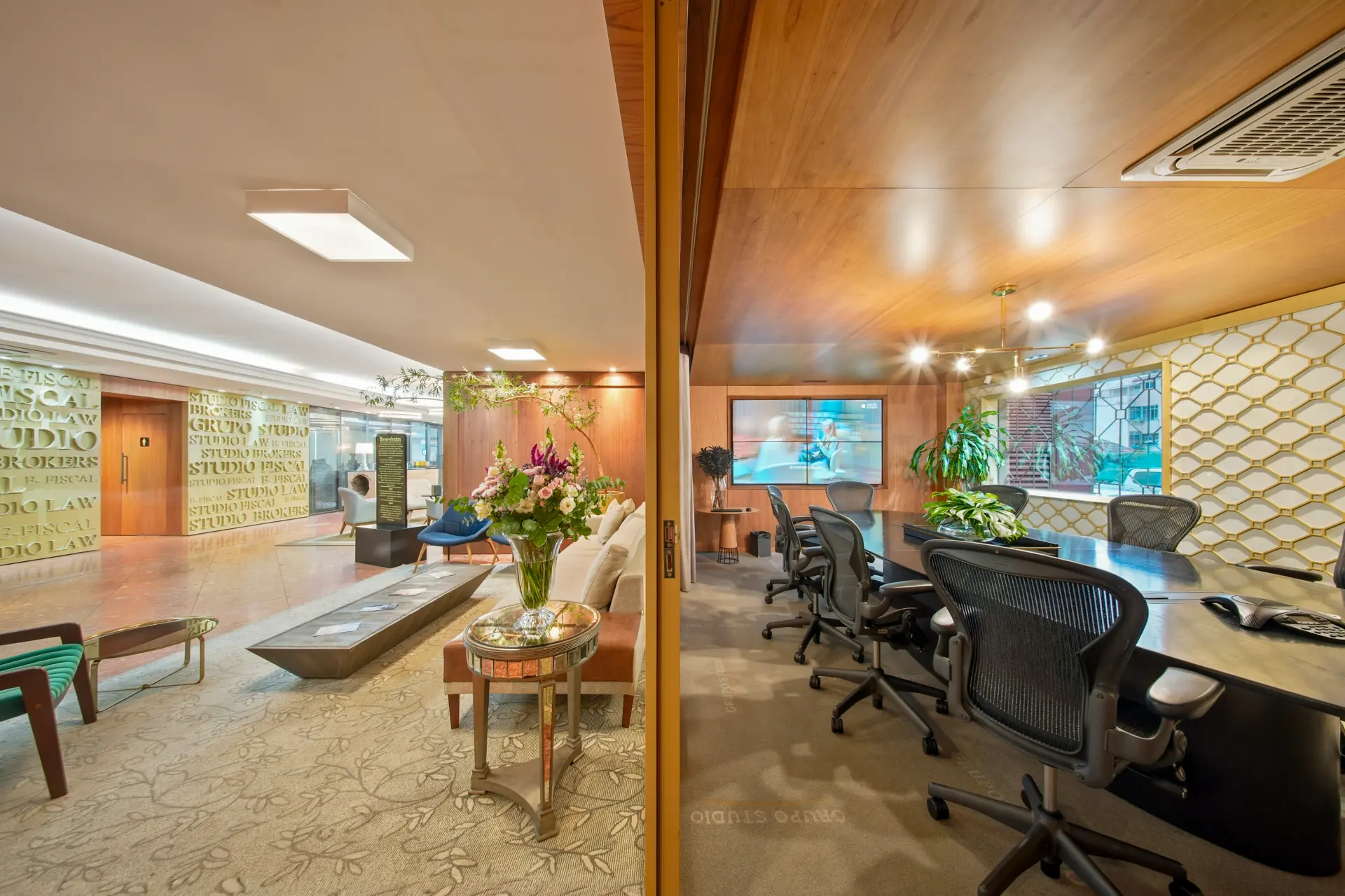 Lounge da recepção da sede do Grupo Studio em Porto Alegre
